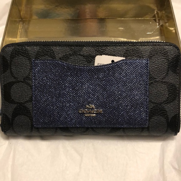 Brand new Coach wallet - Picture 1 of 3